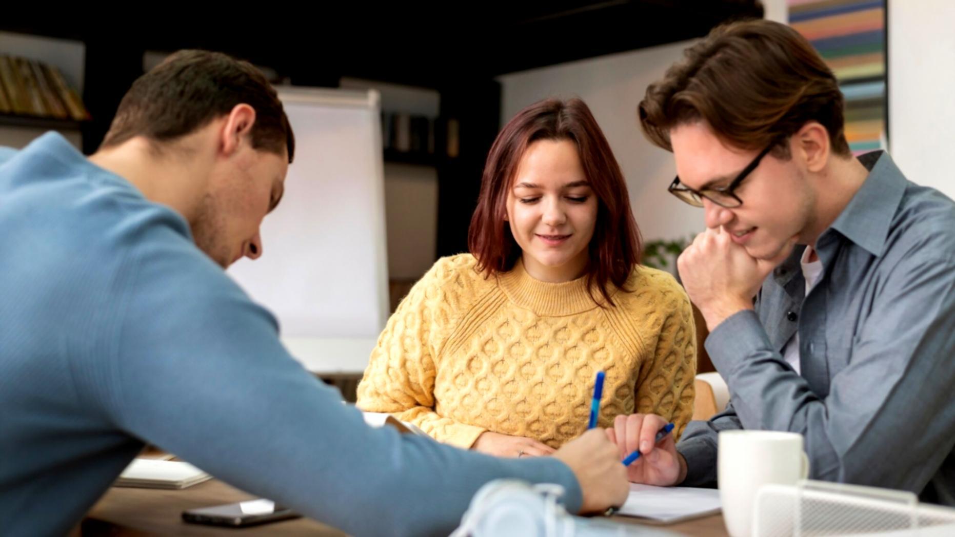 Detaillierte Dokumentenprüfung im Verkaufsprozess